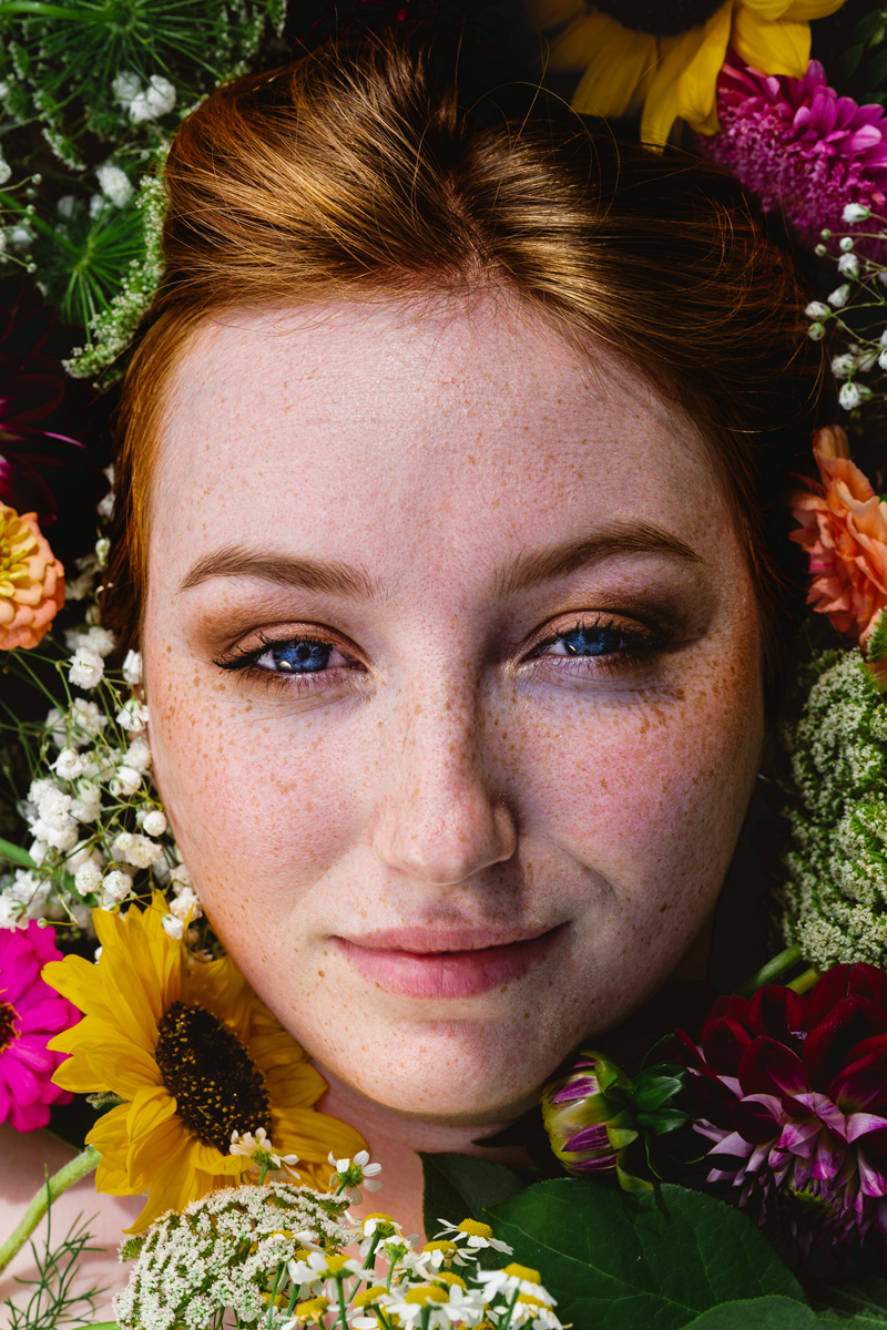 portrait einer frau in blumen