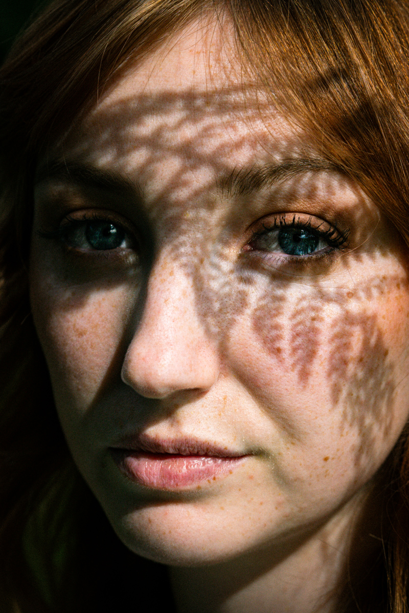 portrait von frau mit farn